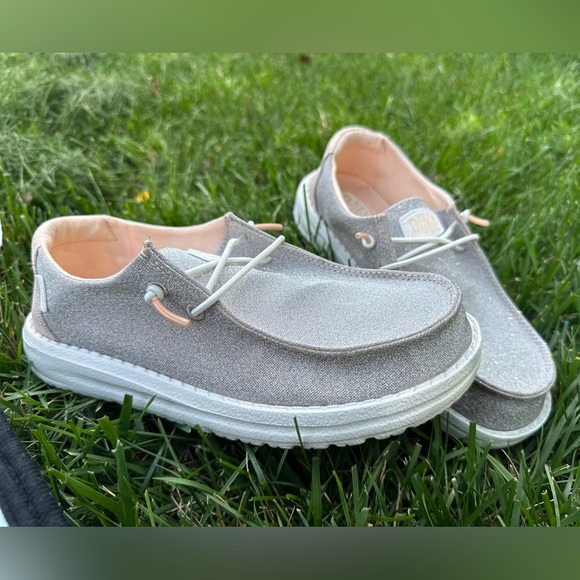 Hey Dude Shoes - EUC Women’s/Youth Hey Dudes